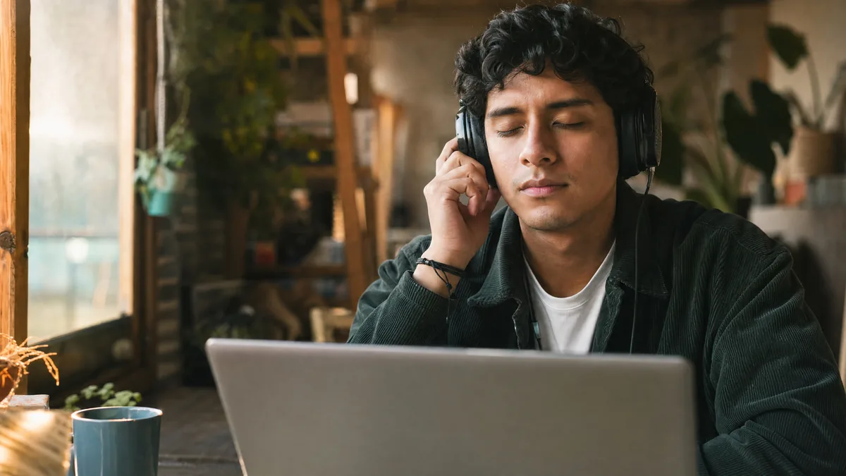 Creador escuchando audio con auriculares puestos