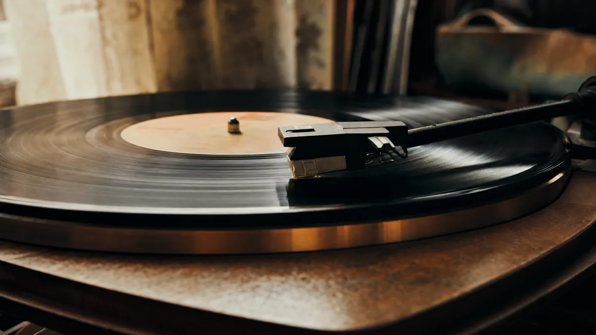 Disco de vinilo girando sobre un tocadiscos